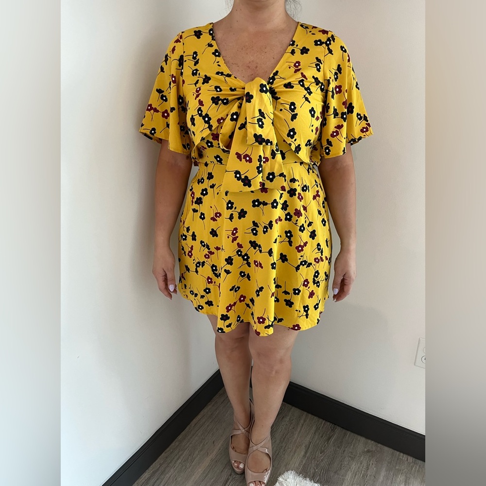 Floral-Print Sleeveless Butterfly Sleeves Dress. Size M